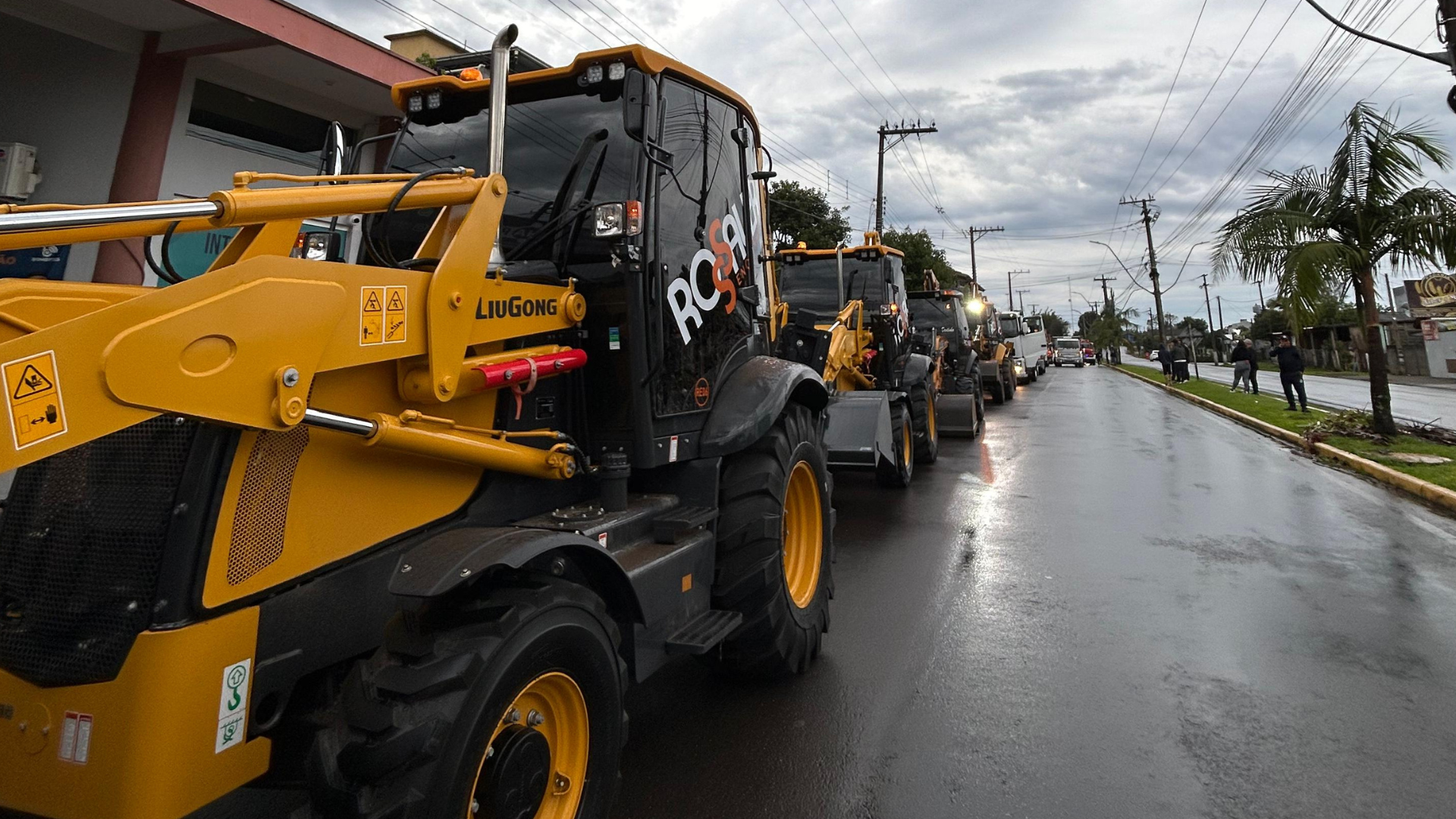 Tubulação de rede de água sendo instalada.