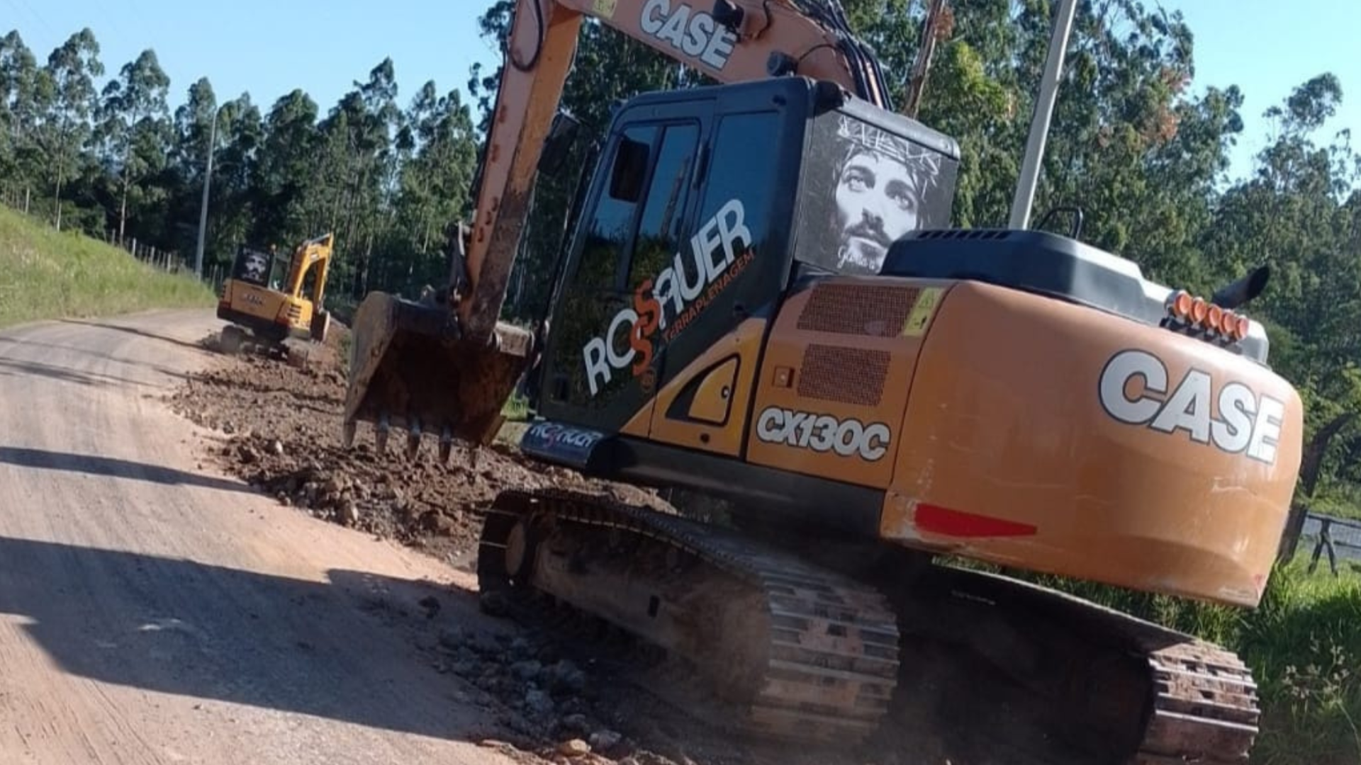 Caminhão pipa para transporte de água potável.